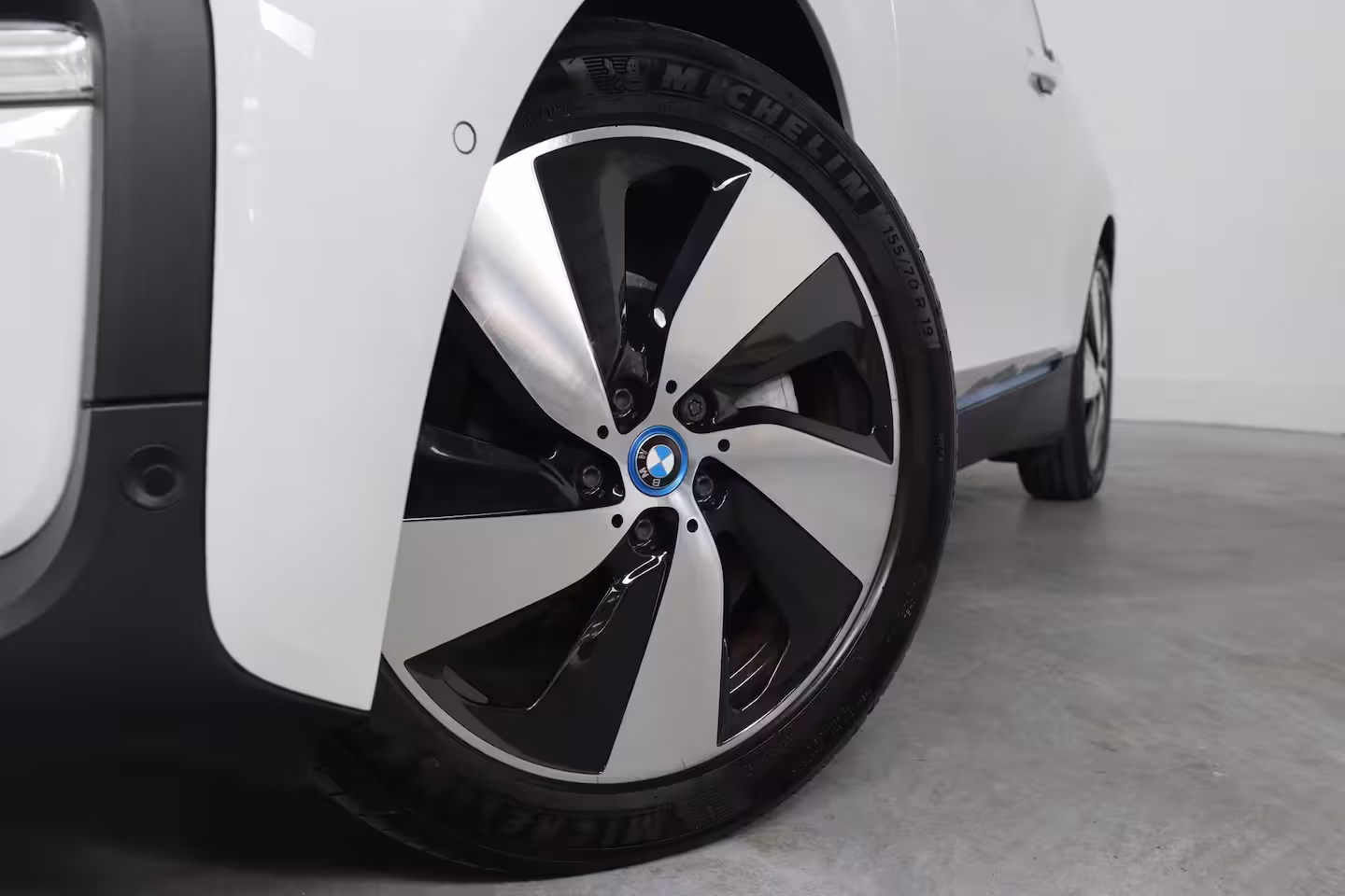 BMW i3 Basis 120Ah 42 kWh | Navigatie | Camera | LED | Cruise Adaptive | Parkeersensoren V+A | St