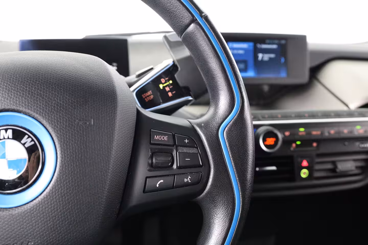 BMW i3 Basis 120Ah 42 kWh | Navigatie | Camera | LED | Cruise Adaptive | Parkeersensoren V+A | St