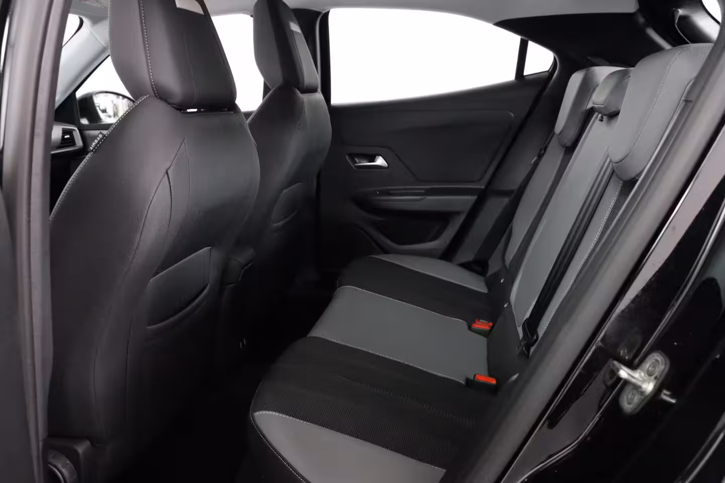 Opel Mokka Electric Elegance 50 kWh 3 Fase | SOH 100% | Dealer Onderhouden | LED | Navi By App | Camera | Clim
