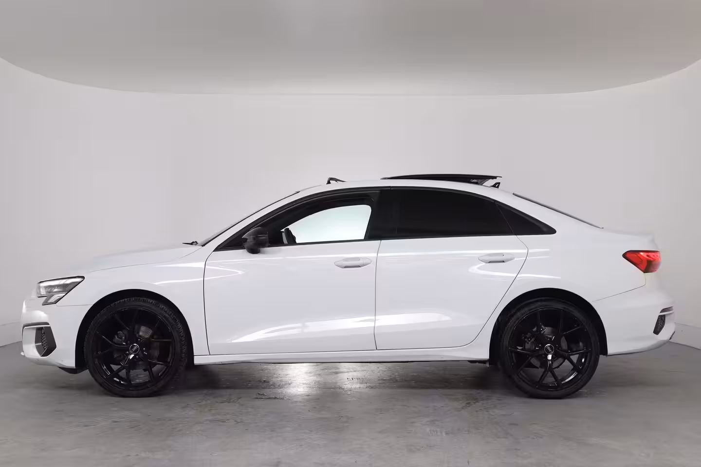 Audi A3 Limousine 30 TFSI Advanced edition | Open Dak | Afneembare Trekhaak | LED | Sportstoelen | Navi By A