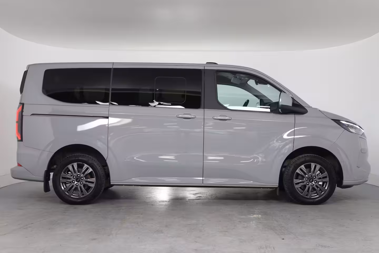 Ford Tourneo Custom 340 Titanium 65 kWh 8-Persoons | Camera | Stoel-/Stuurverwarming | Climate | Cruise | Keyl