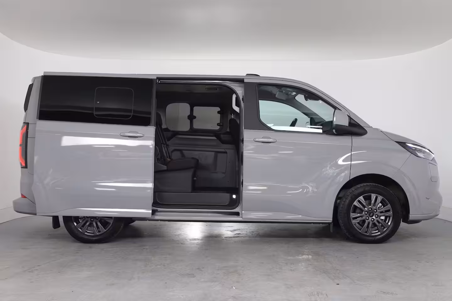 Ford Tourneo Custom 340 Titanium 65 kWh 8-Persoons | Camera | Stoel-/Stuurverwarming | Climate | Cruise | Keyl