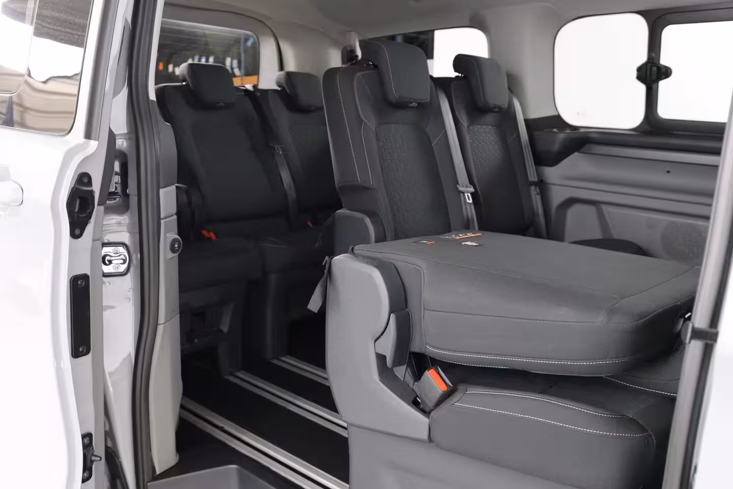 Ford Tourneo Custom 340 Titanium 65 kWh 8-Persoons | Camera | Stoel-/Stuurverwarming | Climate | Cruise | Keyl