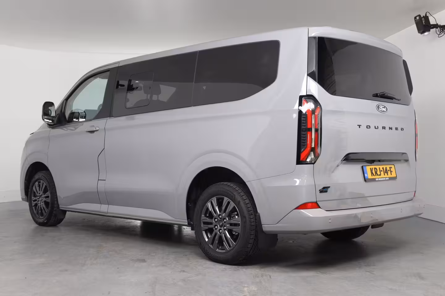 Ford Tourneo Custom 340 Titanium 65 kWh 8-Persoons | Camera | Stoel-/Stuurverwarming | Climate | Cruise | Keyl