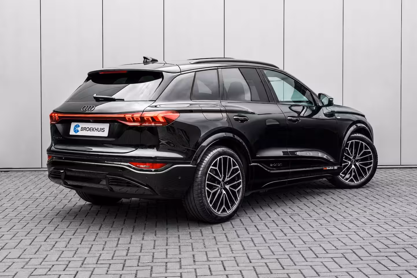 Audi Q6 e-tron S edition 83 kWh / 252 pk | Adaptive air suspension | Adaptive cruise control | sound syst