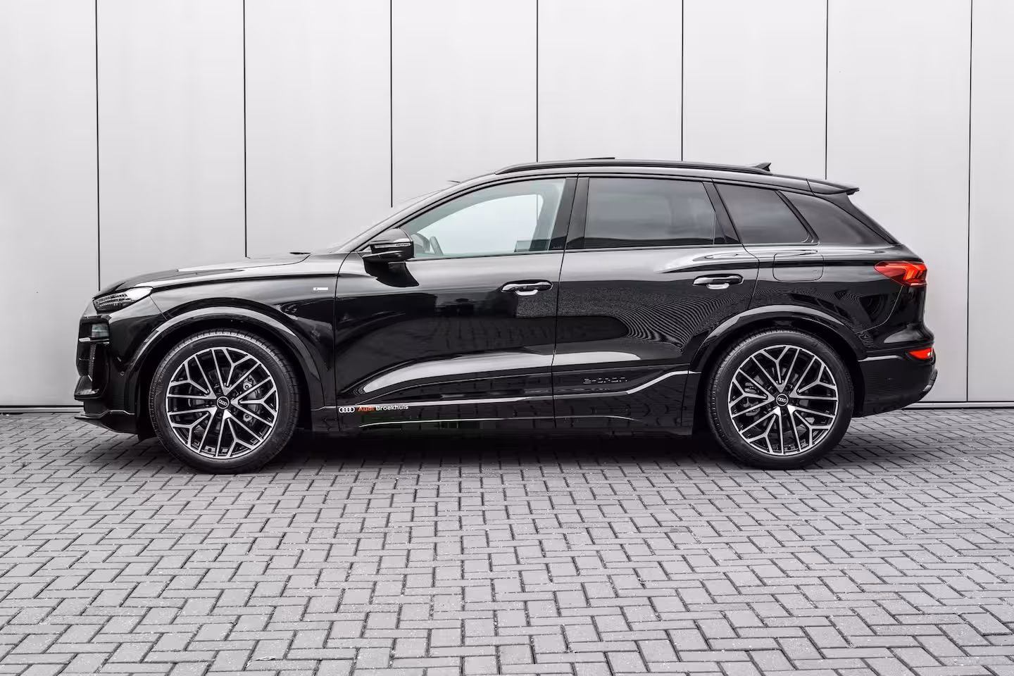 Audi Q6 e-tron S edition 83 kWh / 252 pk | Adaptive air suspension | Adaptive cruise control | sound syst