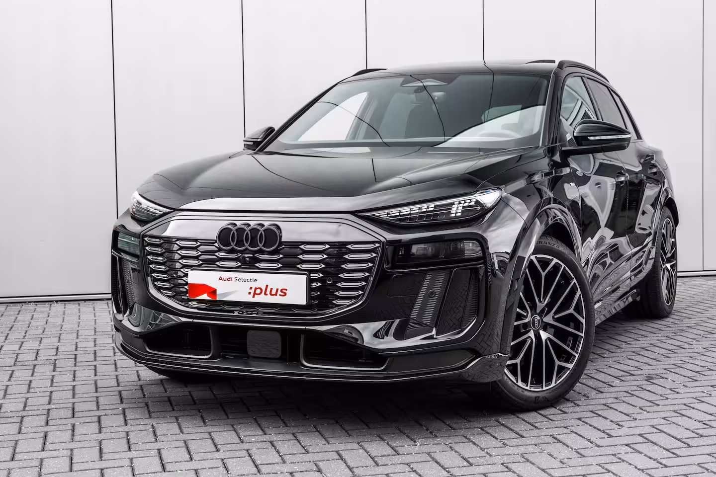 Audi Q6 e-tron S edition 83 kWh / 252 pk | Adaptive air suspension | Adaptive cruise control | sound syst