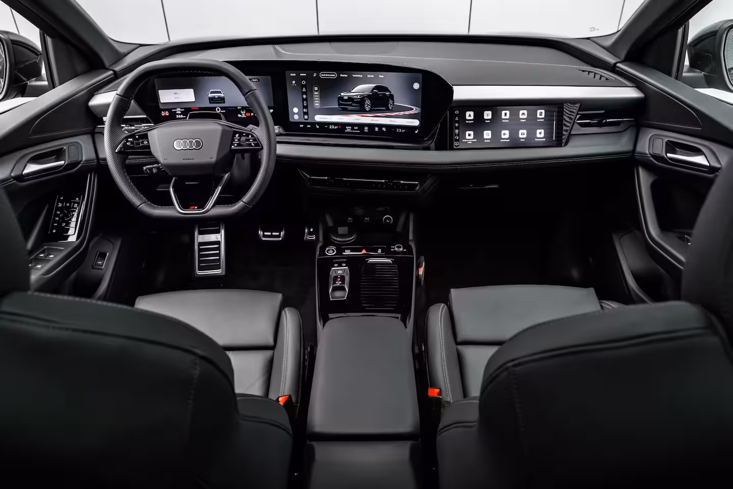 Audi Q6 e-tron S edition 83 kWh / 252 pk | Adaptive air suspension | Adaptive cruise control | sound syst