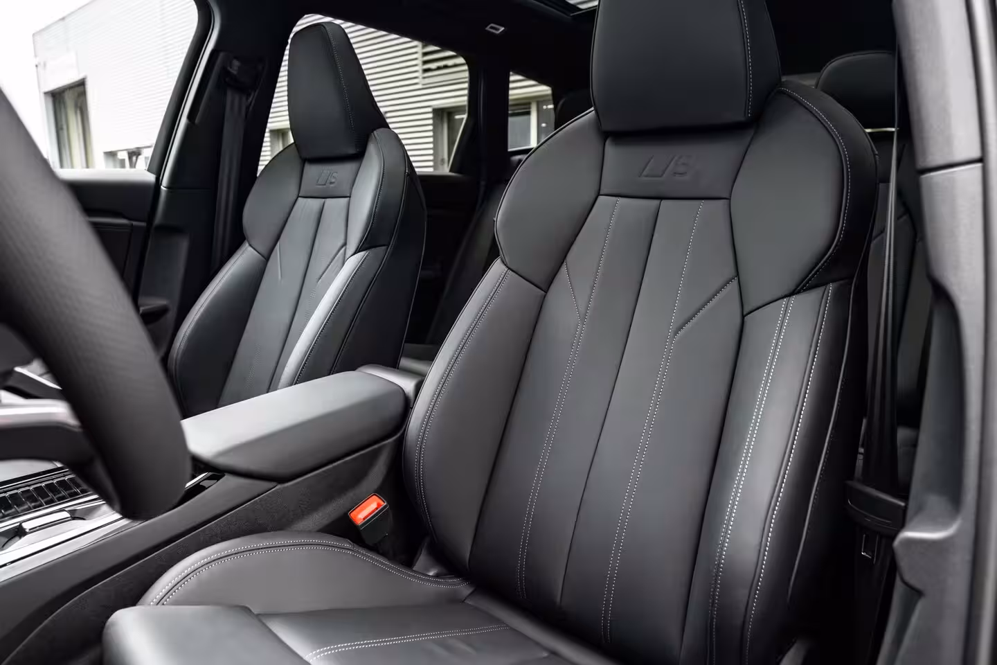 Audi Q6 e-tron S edition 83 kWh / 252 pk | Adaptive air suspension | Adaptive cruise control | sound syst