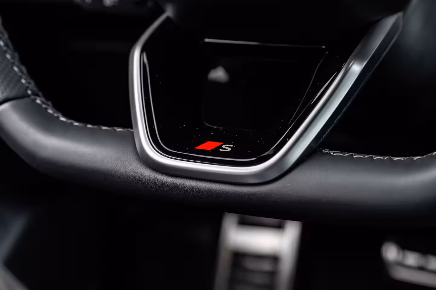 Audi Q6 e-tron S edition 83 kWh / 252 pk | Adaptive air suspension | Adaptive cruise control | sound syst