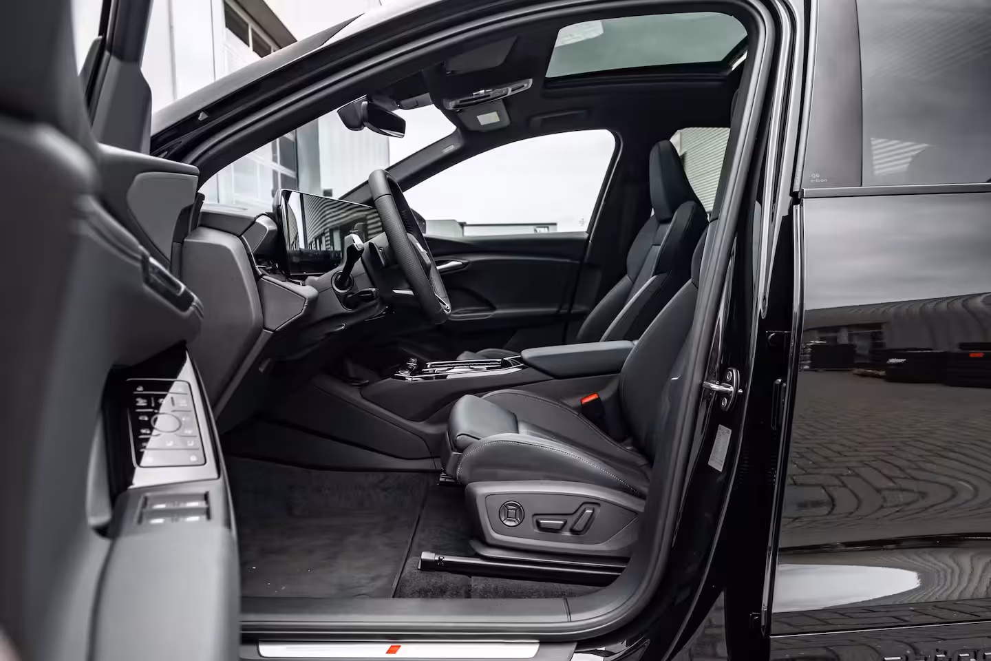 Audi Q6 e-tron S edition 83 kWh / 252 pk | Adaptive air suspension | Adaptive cruise control | sound syst