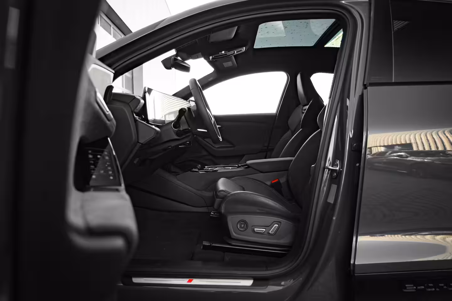 Audi Q6 Sportback e-tron S edition performance 100 kWh 306PK | Panorama dak | Trekhaak | Elek. Stoel + geheugen | 3