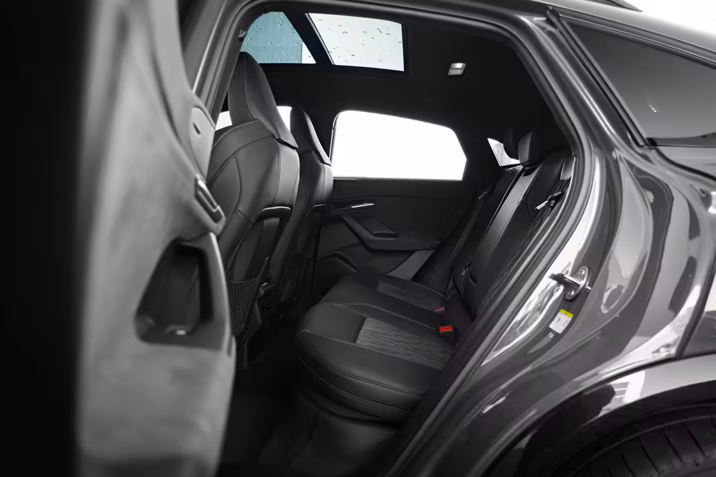 Audi Q6 Sportback e-tron S edition performance 100 kWh 306PK | Panorama dak | Trekhaak | Elek. Stoel + geheugen | 3