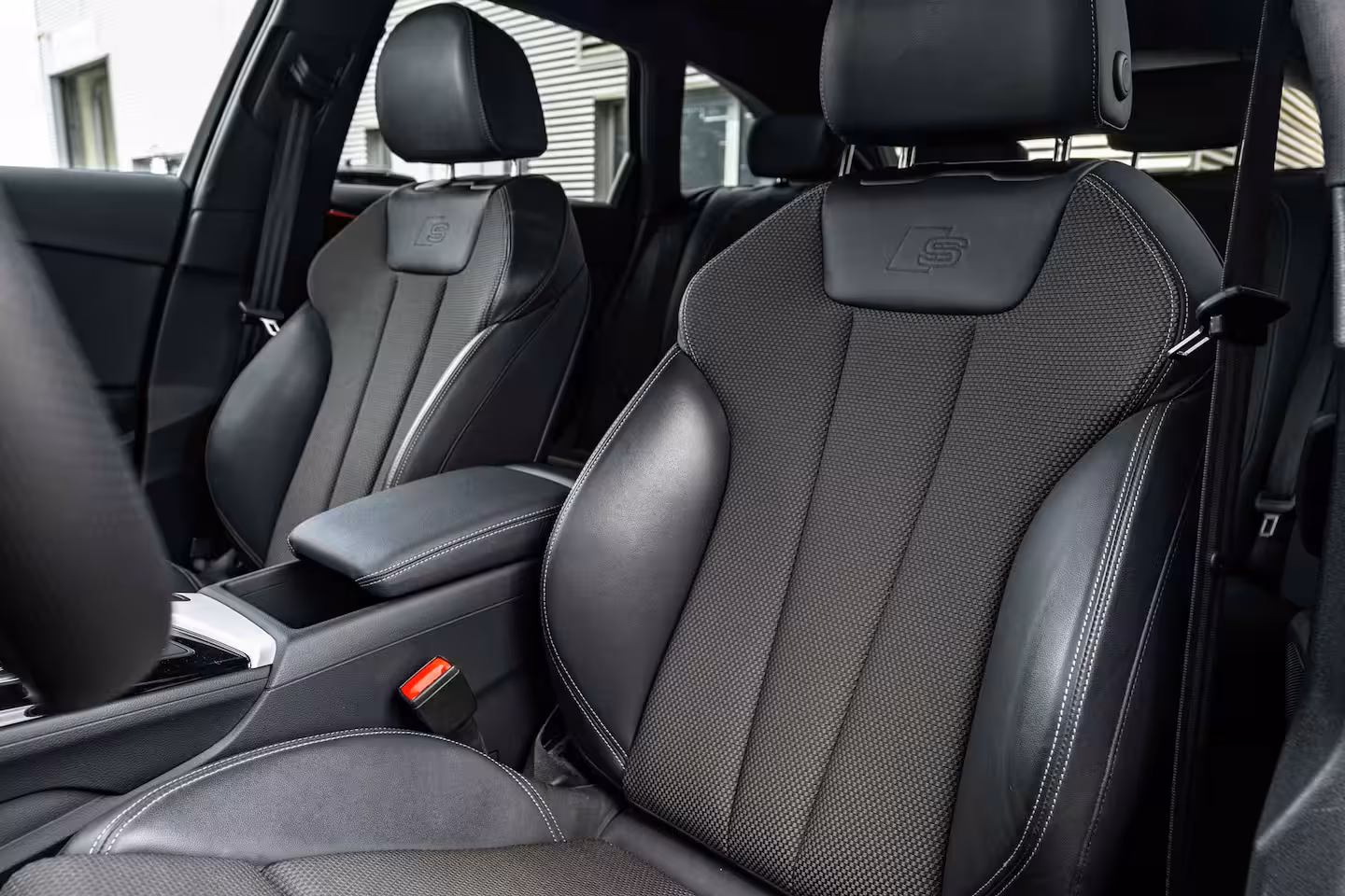 Audi A4 Avant 35 TFSI S edition Competition 150PK | Stoelverw. voor | Parkeer hulp voor & achter | Sfeer