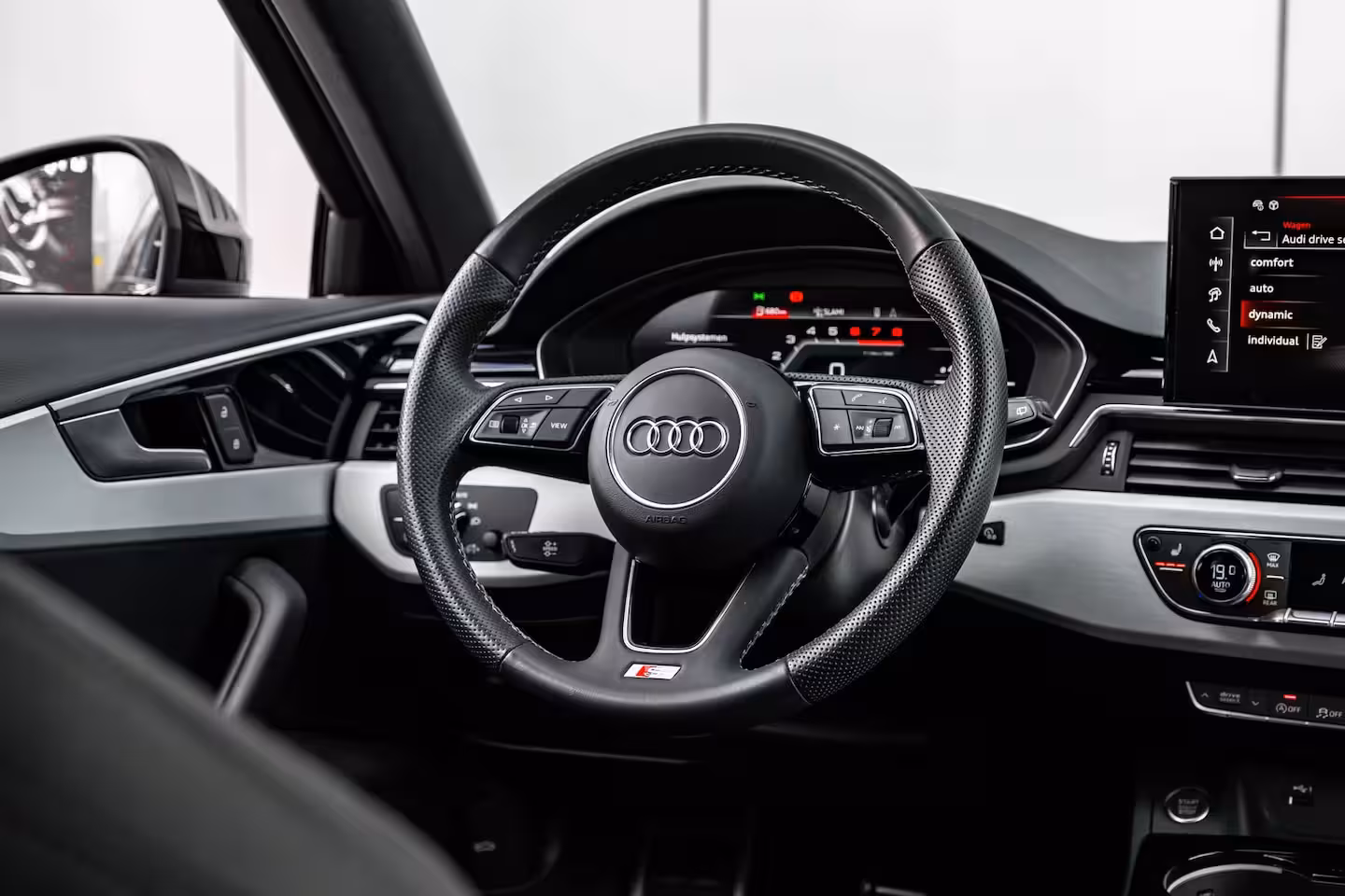 Audi A4 Avant 35 TFSI S edition Competition 150PK | Stoelverw. voor | Parkeer hulp voor & achter | Sfeer