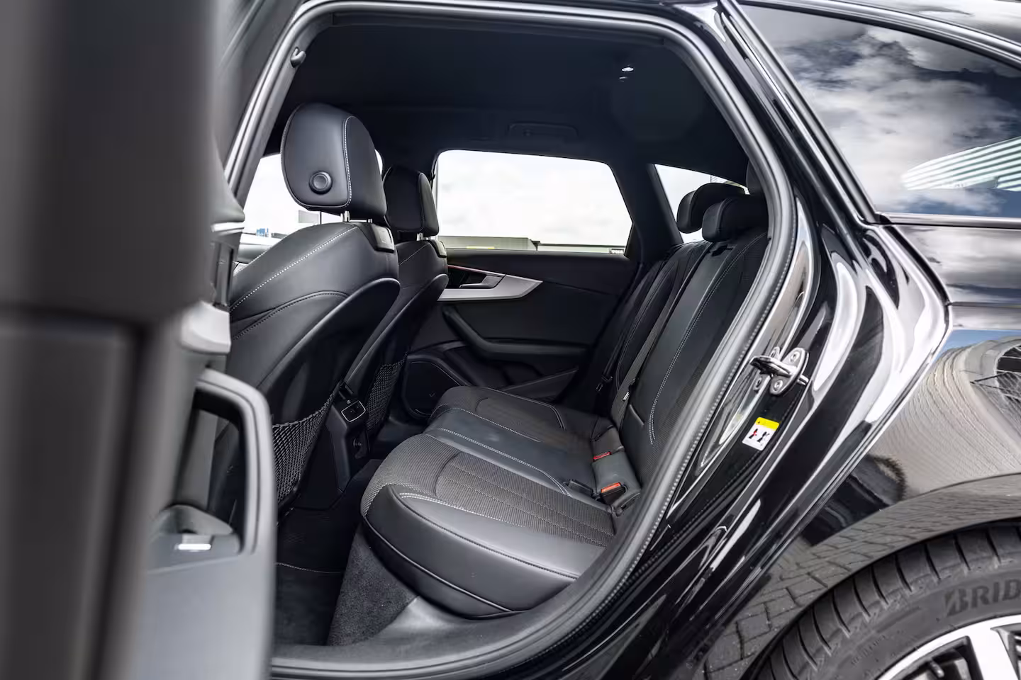 Audi A4 Avant 35 TFSI S edition Competition 150PK | Stoelverw. voor | Parkeer hulp voor & achter | Sfeer