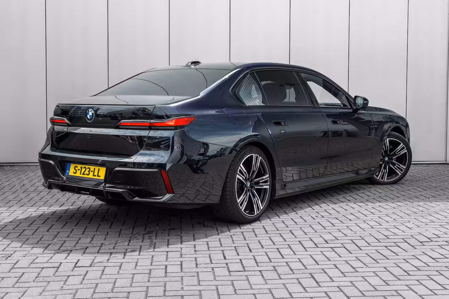 BMW i7 xDrive60 106 kWh 545 PK | Skylounge Panorama Dak | Achteras besturing | Elektrische deuren