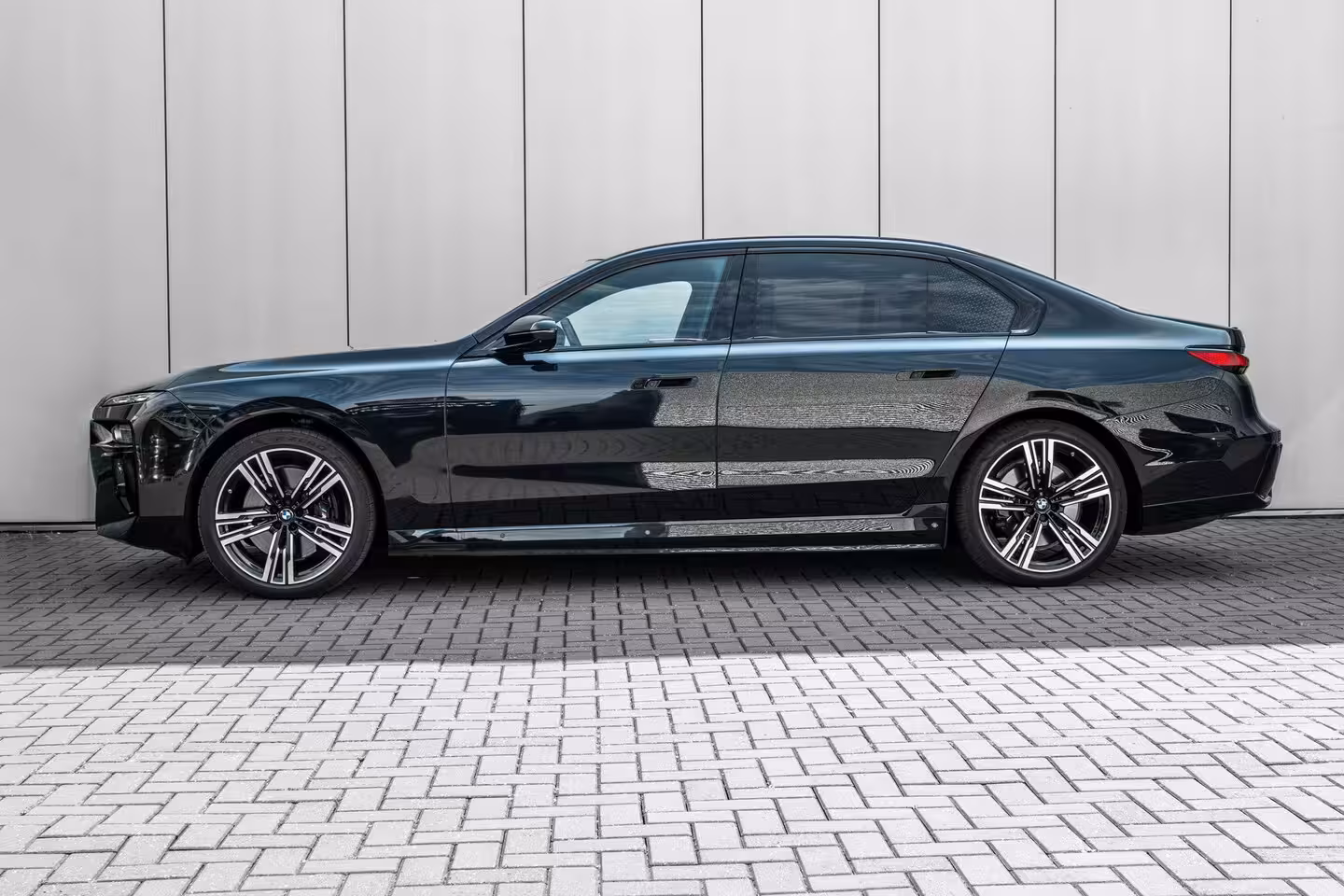 BMW i7 xDrive60 106 kWh 545 PK | Skylounge Panorama Dak | Achteras besturing | Elektrische deuren