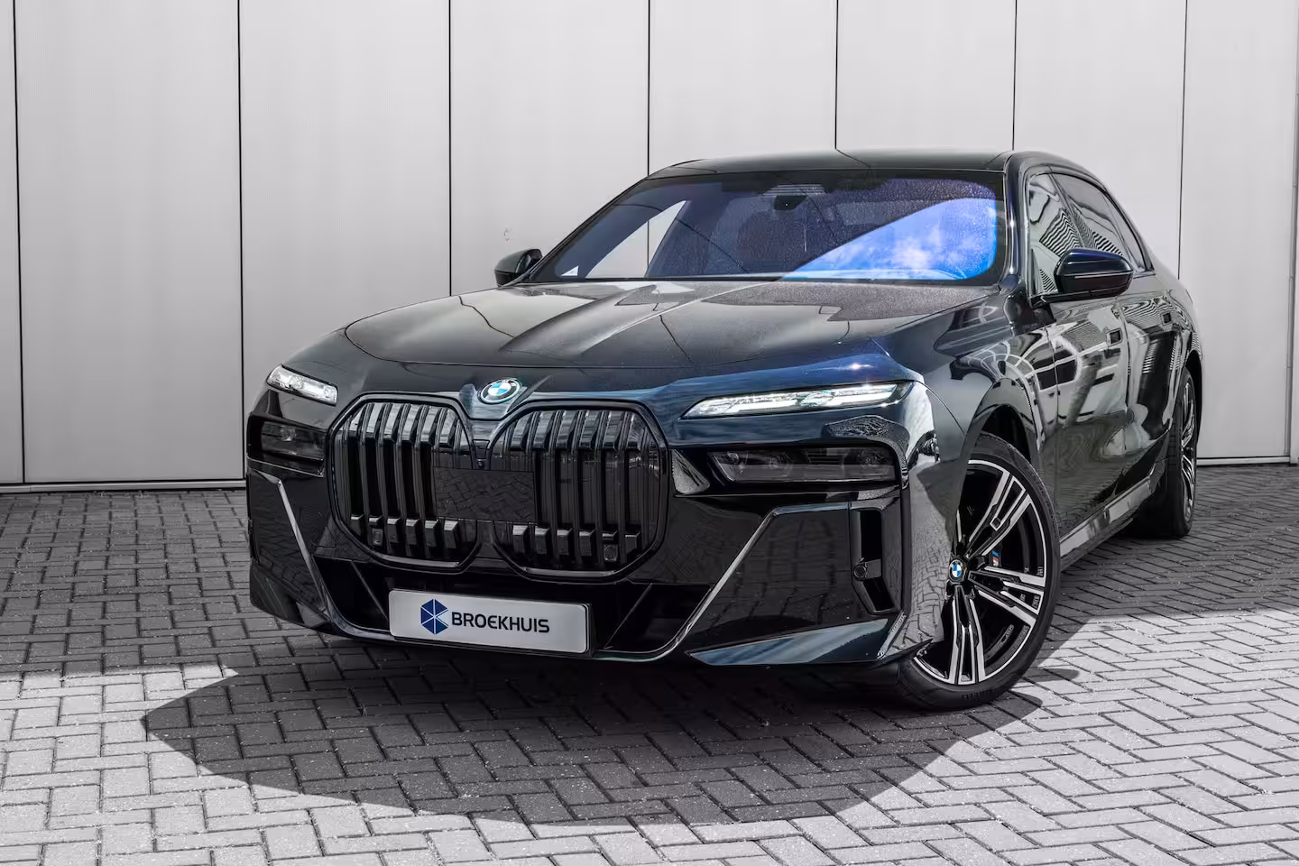 BMW i7 xDrive60 106 kWh 545 PK | Skylounge Panorama Dak | Achteras besturing | Elektrische deuren