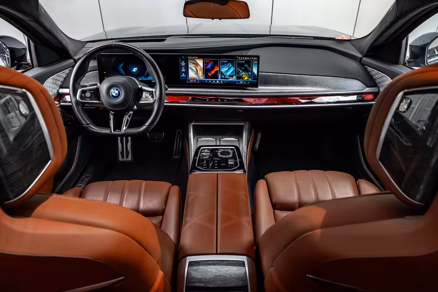 BMW i7 xDrive60 106 kWh 545 PK | Skylounge Panorama Dak | Achteras besturing | Elektrische deuren