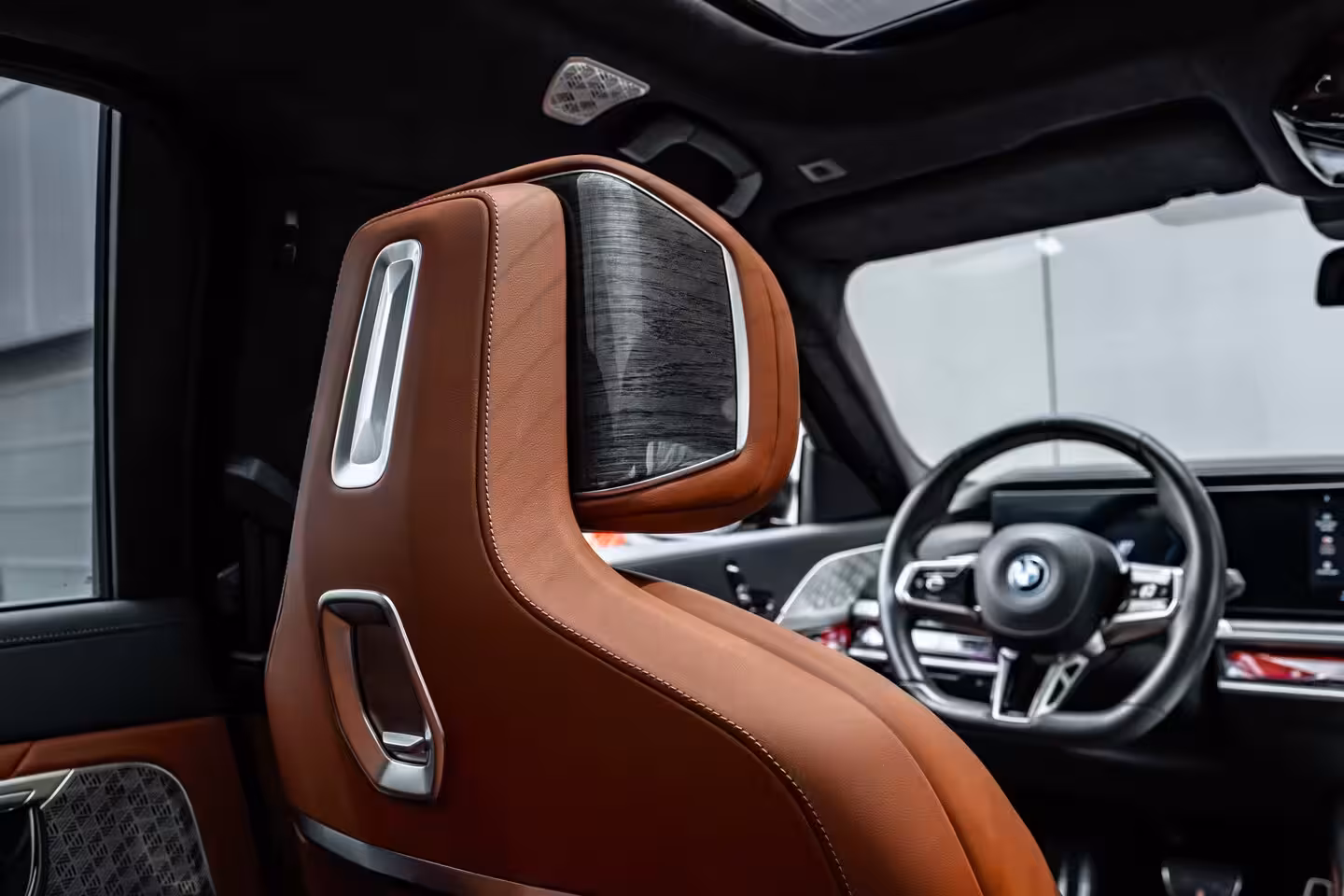BMW i7 xDrive60 106 kWh 545 PK | Skylounge Panorama Dak | Achteras besturing | Elektrische deuren