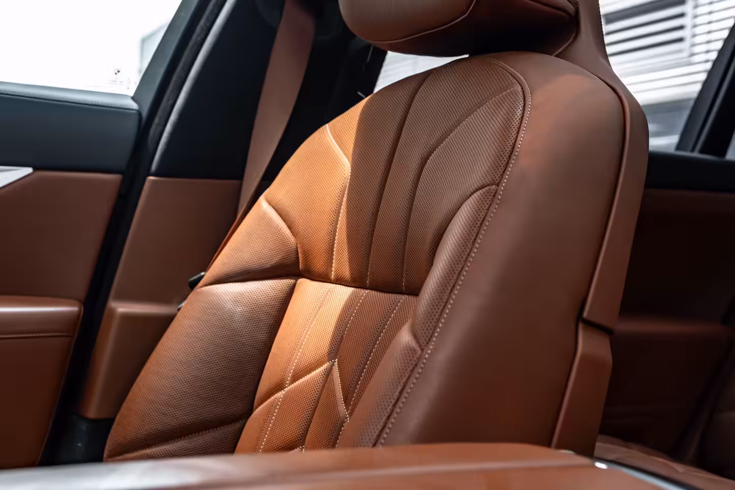 BMW i7 xDrive60 106 kWh 545 PK | Skylounge Panorama Dak | Achteras besturing | Elektrische deuren