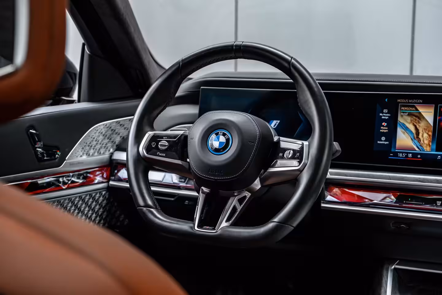 BMW i7 xDrive60 106 kWh 545 PK | Skylounge Panorama Dak | Achteras besturing | Elektrische deuren