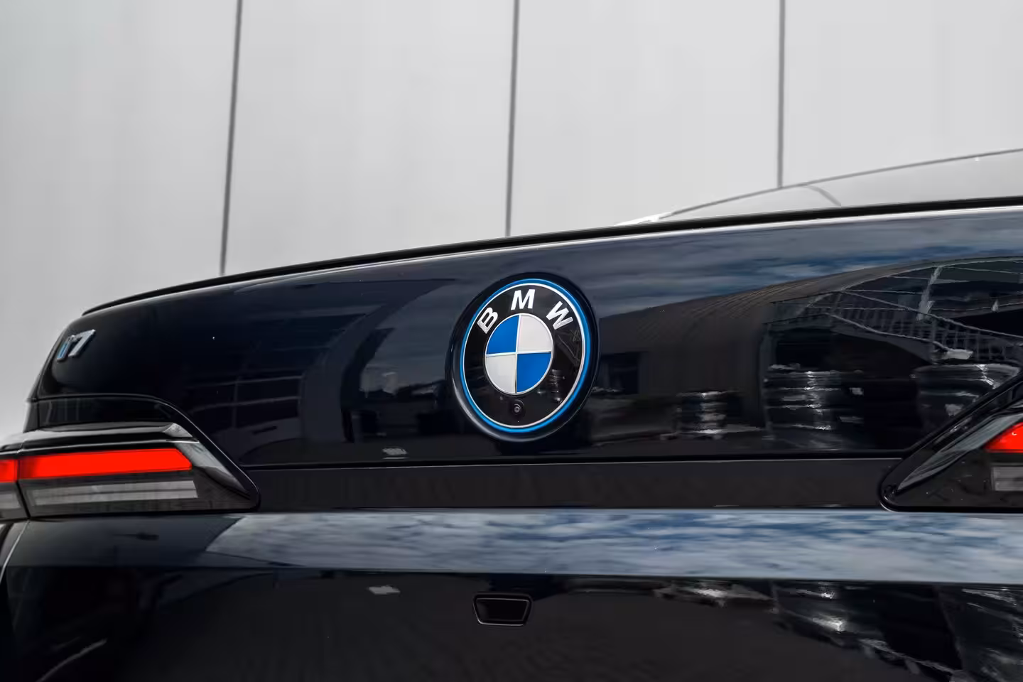 BMW i7 xDrive60 106 kWh 545 PK | Skylounge Panorama Dak | Achteras besturing | Elektrische deuren