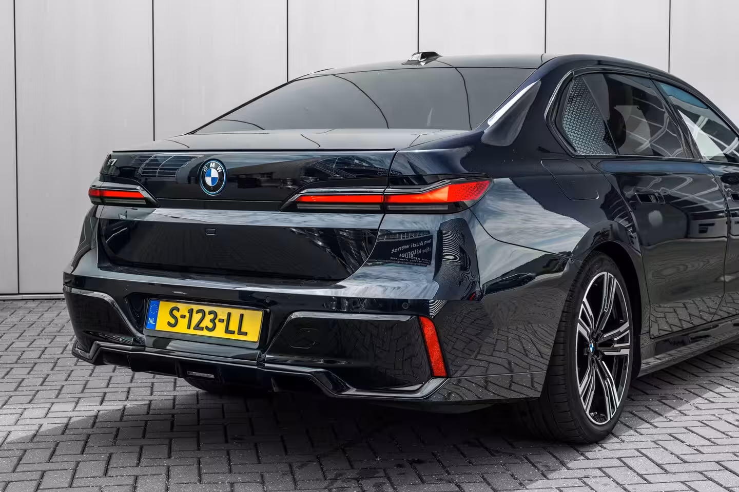 BMW i7 xDrive60 106 kWh 545 PK | Skylounge Panorama Dak | Achteras besturing | Elektrische deuren