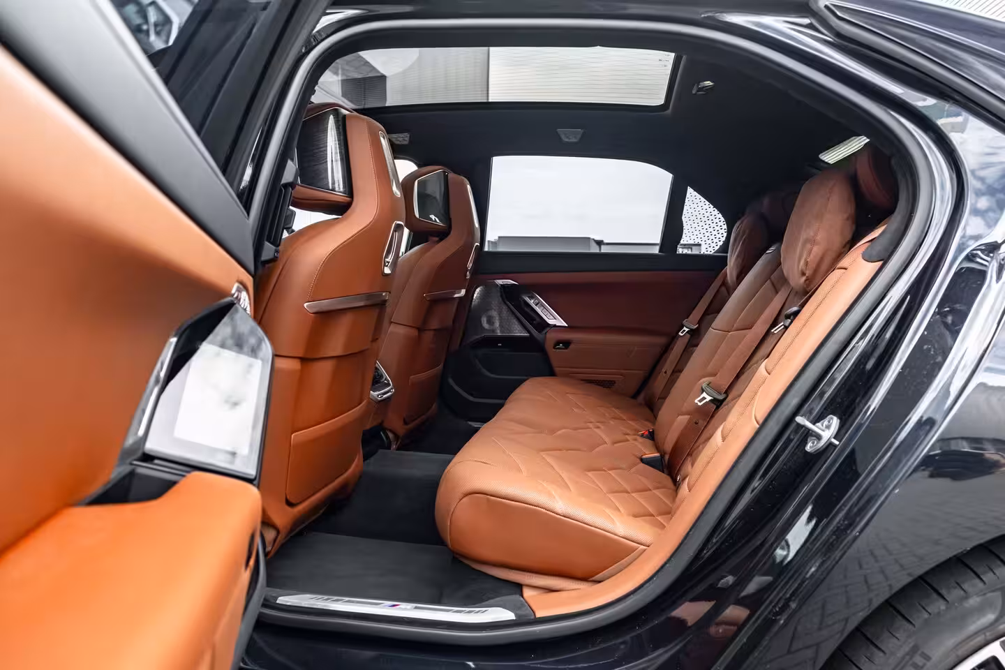 BMW i7 xDrive60 106 kWh 545 PK | Skylounge Panorama Dak | Achteras besturing | Elektrische deuren