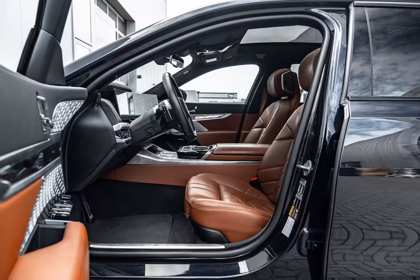 BMW i7 xDrive60 106 kWh 545 PK | Skylounge Panorama Dak | Achteras besturing | Elektrische deuren
