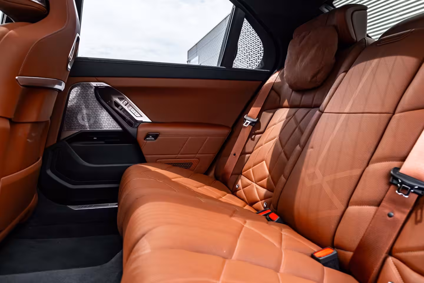 BMW i7 xDrive60 106 kWh 545 PK | Skylounge Panorama Dak | Achteras besturing | Elektrische deuren