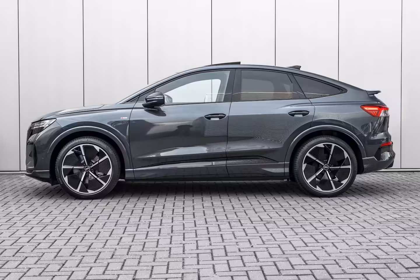 Audi Q4 Sportback e-tron S Edition | Achterklep, automatisch bedienbaar | Achteruitrijcamera | Adaptive cruise cont