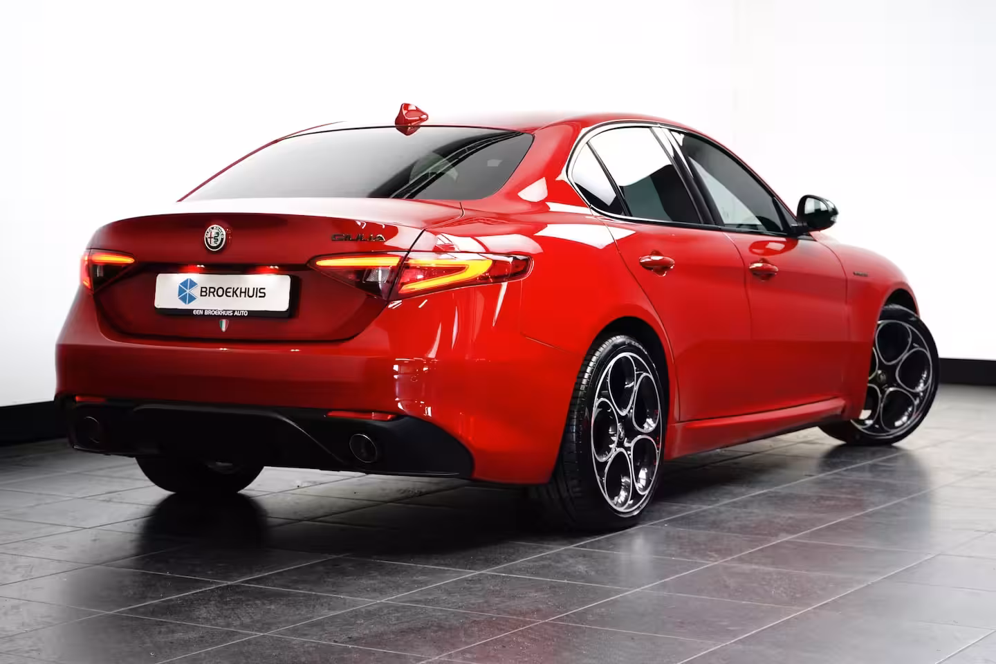 Alfa Romeo Giulia Veloce 280PK | Stoelverwarming | Adap. Cruise | 19 inch | Trekhaak