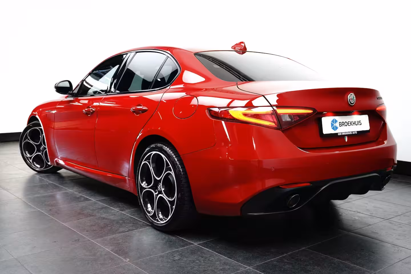 Alfa Romeo Giulia Veloce 280PK | Stoelverwarming | Adap. Cruise | 19 inch | Trekhaak