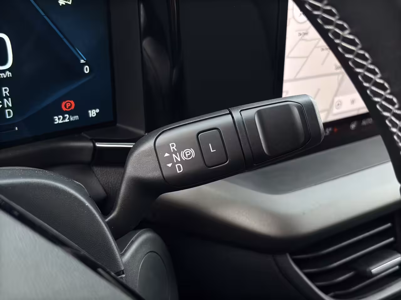 Ford Tourneo Courier Titanium | Adap. Cruise Control | BLIS | Winterpack | Camera | Keyless | CarPlay |