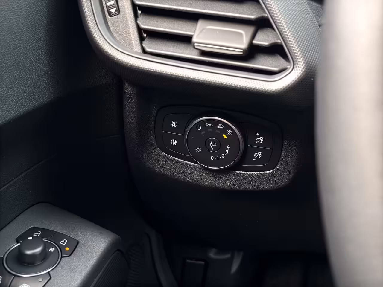 Ford Tourneo Courier Titanium | Adap. Cruise Control | BLIS | Winterpack | Camera | Keyless | CarPlay |