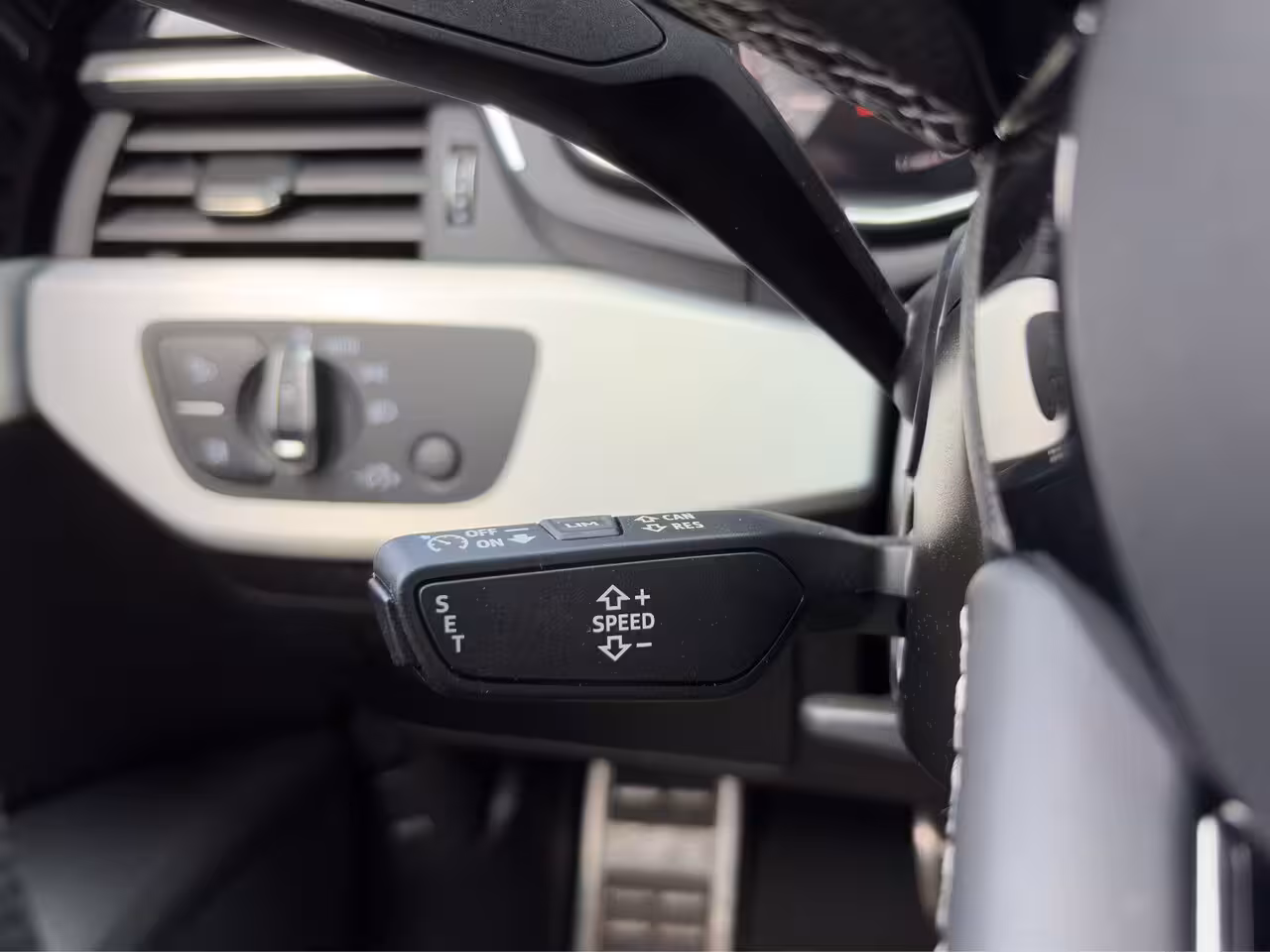 Audi A4 Avant 35 TFSI S-Line Competition | Stoelverwarming | Cruise Control | 18 inch | Apple Carplay |