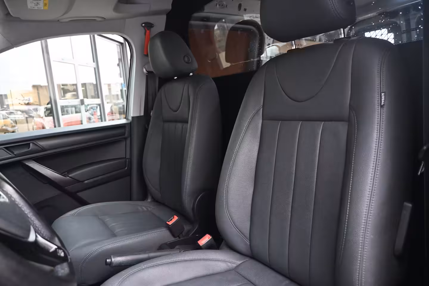 Volkswagen Caddy 2.0 TDI L1H1 BMT C-Edition | Betimmering | Navigatie | Leder | Parkeersensoren | Airco | D