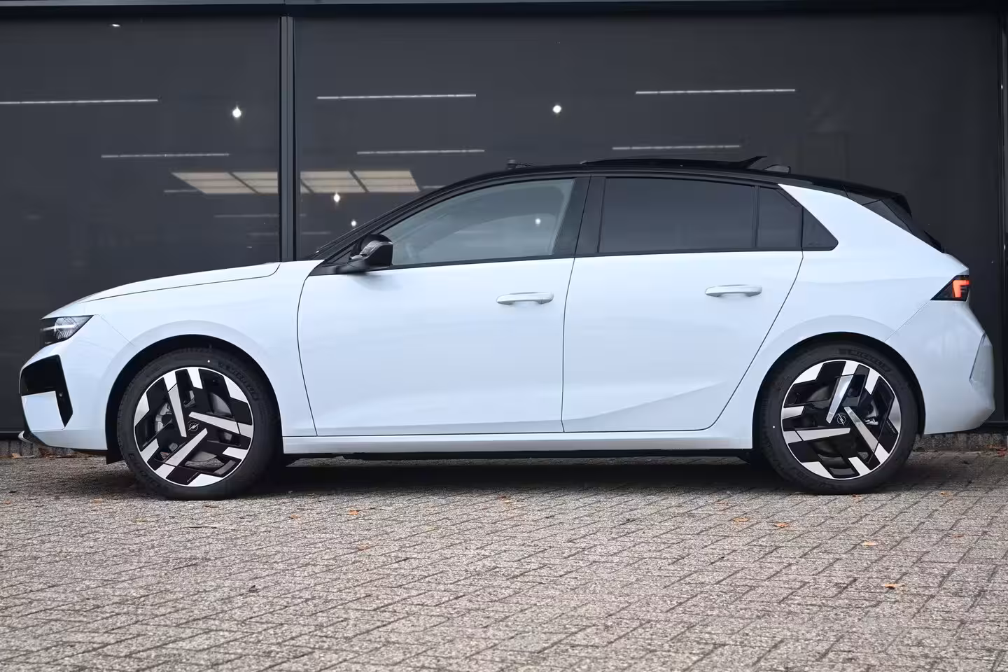 Opel Astra Electric 58 kWh Ultimate DEMO-DEAL Tot 8 Jaar Garantie | Schuif/-Kanteldak | Massagestoelen | Adapt