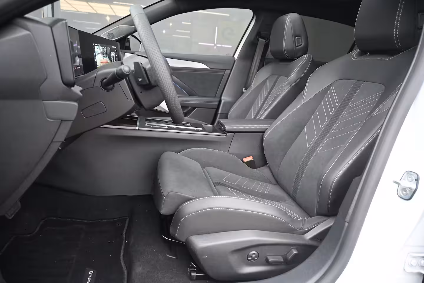 Opel Astra Electric 58 kWh Ultimate DEMO-DEAL Tot 8 Jaar Garantie | Schuif/-Kanteldak | Massagestoelen | Adapt