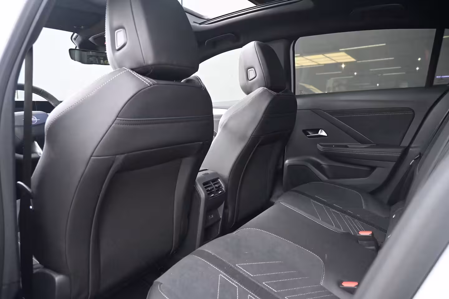 Opel Astra Electric 58 kWh Ultimate DEMO-DEAL Tot 8 Jaar Garantie | Schuif/-Kanteldak | Massagestoelen | Adapt