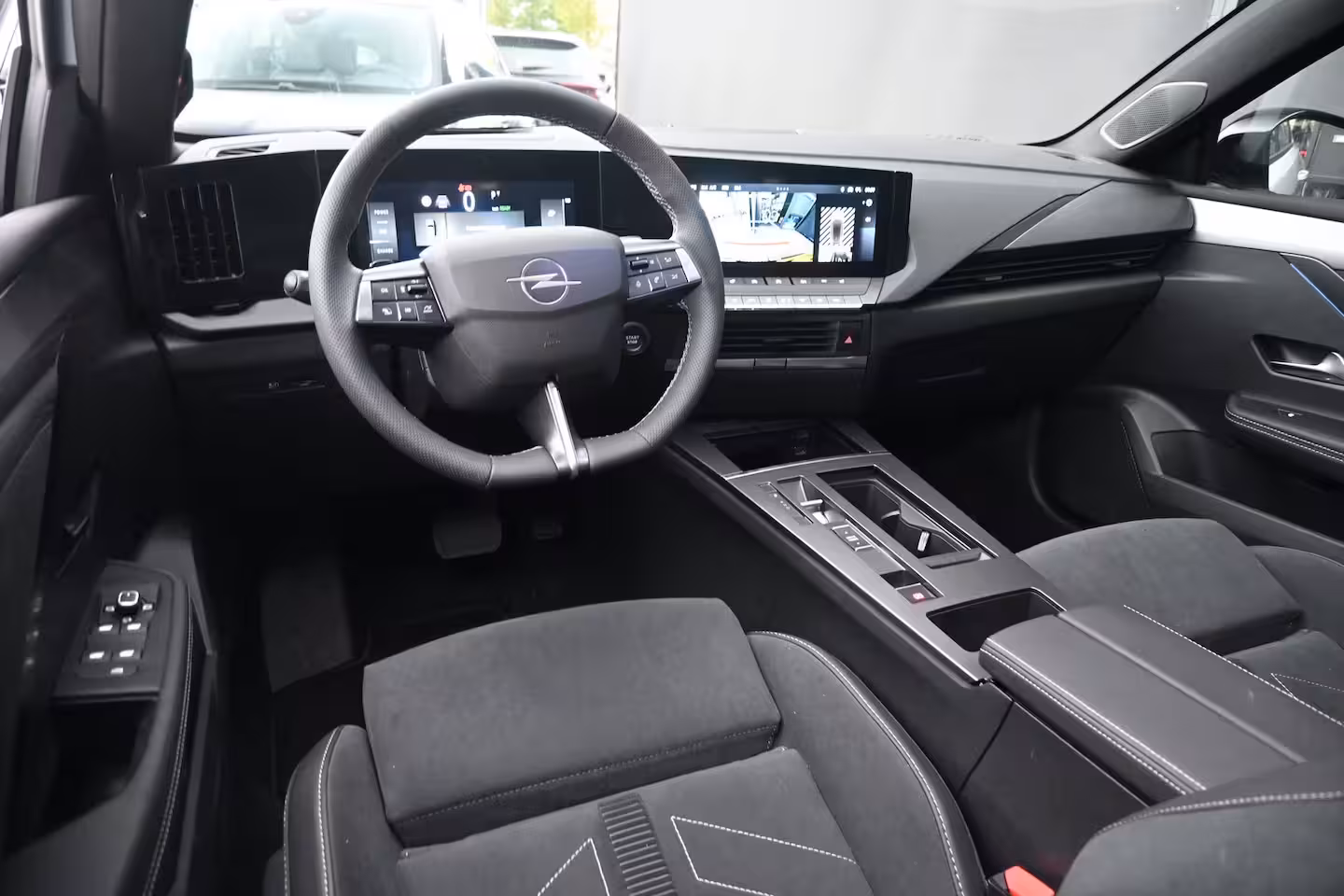 Opel Astra Electric 58 kWh Ultimate DEMO-DEAL Tot 8 Jaar Garantie | Schuif/-Kanteldak | Massagestoelen | Adapt