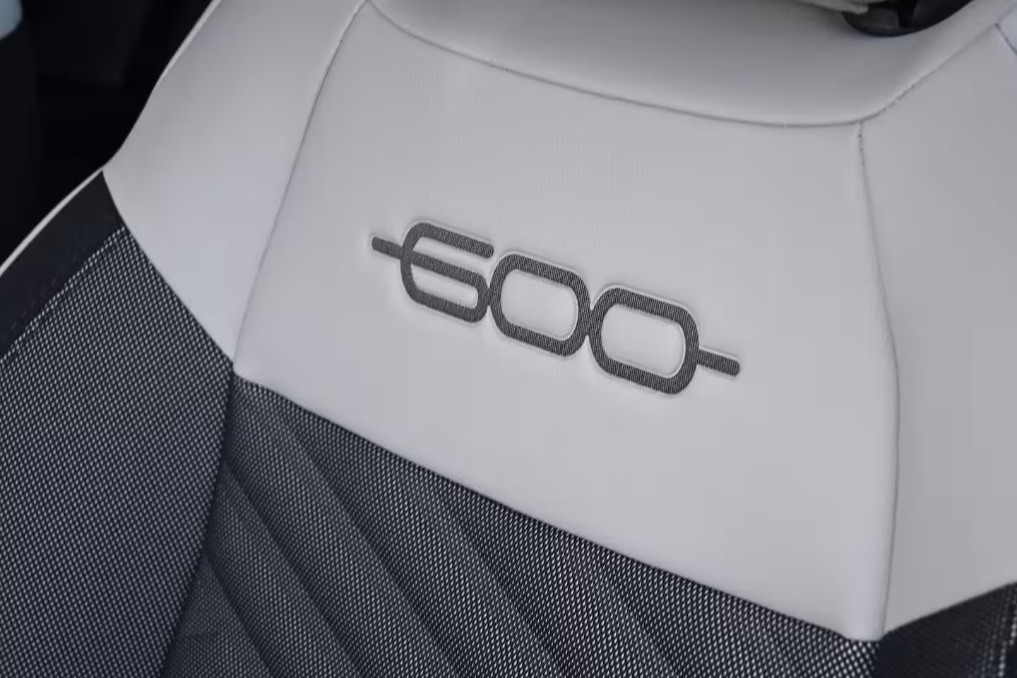 Fiat 600 1.2 Hybrid ICON 145pk VOORRAAD-ACTIE | 8 Jaar Fabrieksgarantie | Carplay | Parkeersensoren