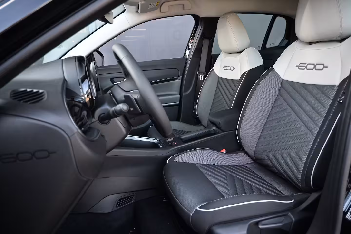 Fiat 600 1.2 Hybrid ICON 145pk VOORRAAD-ACTIE | 8 Jaar Fabrieksgarantie | Carplay | Parkeersensoren