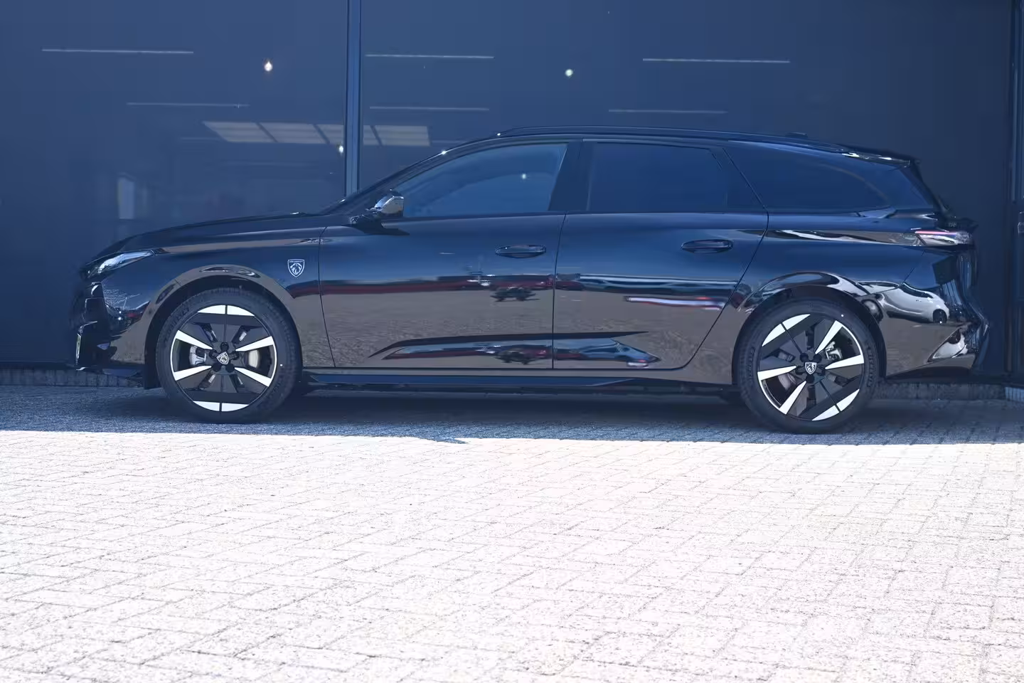 Peugeot e-308 SW GT 58 kWh | Navigatie | Massagestoelen | Stoel/Stuurverwarming | Dodehoekdetectie | 360 Ca