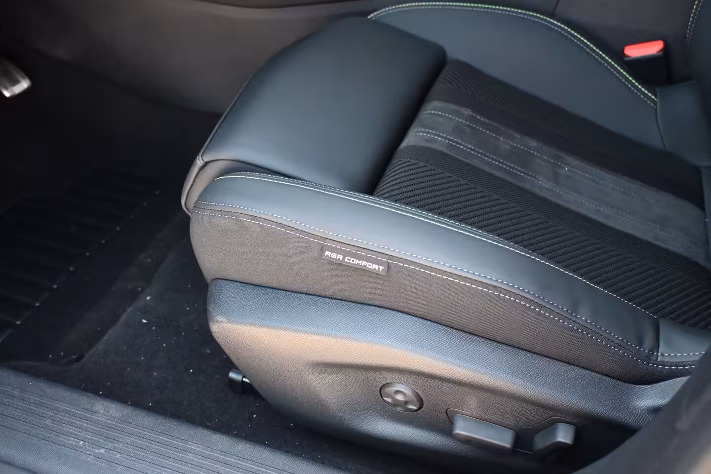 Peugeot e-308 SW GT 58 kWh | Navigatie | Massagestoelen | Stoel/Stuurverwarming | Dodehoekdetectie | 360 Ca