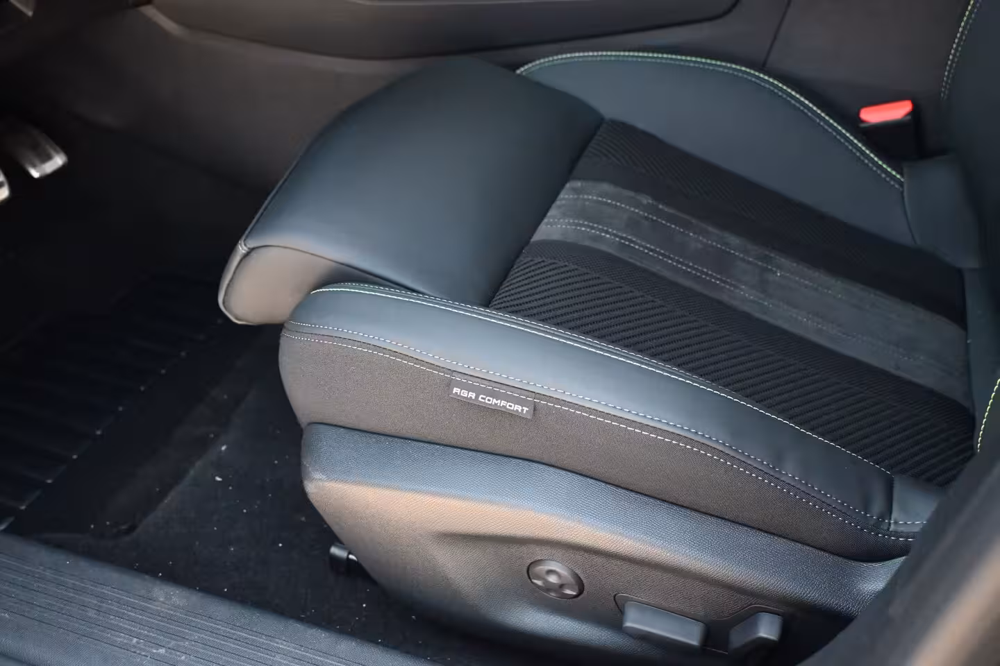 Peugeot e-308 SW GT 58 kWh | Navigatie | Massagestoelen | Stoel/Stuurverwarming | Dodehoekdetectie | 360 Ca