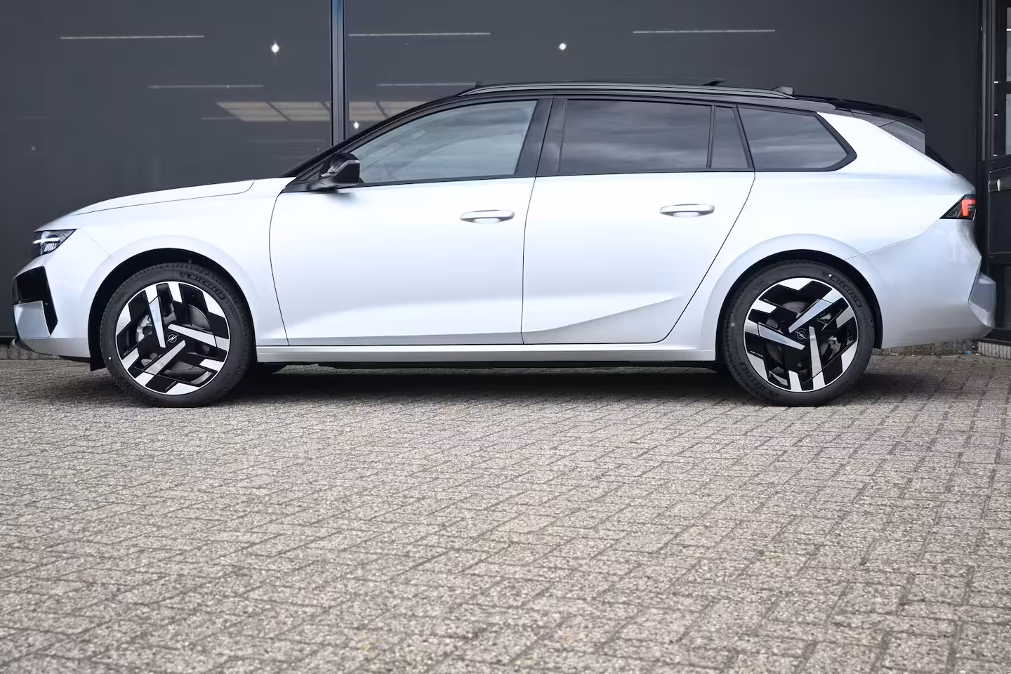Opel Astra Electric 58 kWh Ultimate DEMO-DEAL | Schuif-/Kanteldak | Alcantara | LED-Matrix | Elektr. Stoelen |