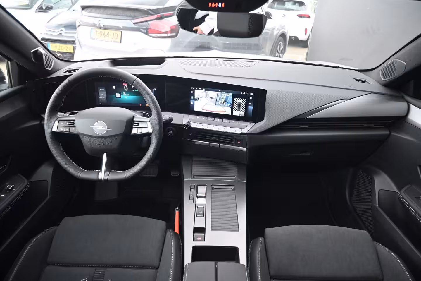 Opel Astra Electric 58 kWh Ultimate DEMO-DEAL | Schuif-/Kanteldak | Alcantara | LED-Matrix | Elektr. Stoelen |